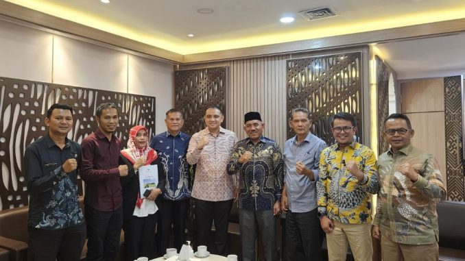 Bupati Limapuluh Kota, Safni Sikumbang, saat bertemu dengan Anggota DPR RI Komisi IX, Ade Rezki Pratama.