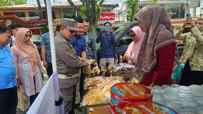 Bupati Tanah Datar Eka Putra saat meninjau Pasar Murah dan harga bahan pokok di Pasar Batusangkar.