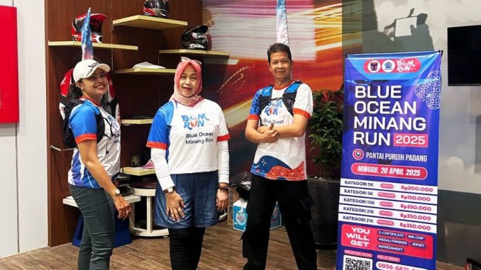 Pengurus PB Ikasmantri Dian Irawati '99' (Wakil Bendum), Eva Rahmayanti '89' (Bendum), Fajar Anwar Putra '99' (Bid Organisasi).