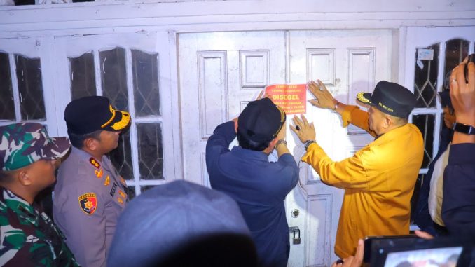 Petugas Satpol PP bersama jajaran Forkopimda melakukan penyegelan terhadap sebuah kafe di kawasan Ngalau.