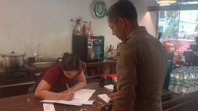 Petugas Satpol PP dan Damkar Kota Payakumbuh menyerahkan surat imbauan langsung kepada pemilik usaha hiburan di kawasan pusat kota.