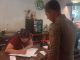 Petugas Satpol PP dan Damkar Kota Payakumbuh menyerahkan surat imbauan langsung kepada pemilik usaha hiburan di kawasan pusat kota.