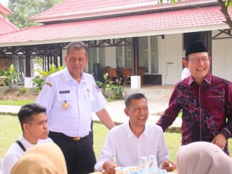 Suasana jamuan Wako Zulmaeta dan Wawako Elzadaswarman bersama Petugas Lapangan.