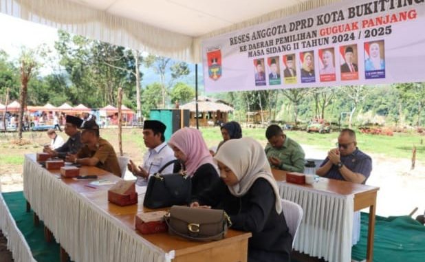 Tujuh anggota DPRD Bukittinggi Dapil Guguak Panjang saat melaksanakan reses masa sidang II tahun 2024-2025 di objek wisata Tapian Tabiang Barasok.