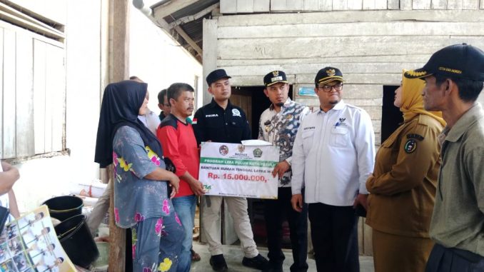 Wakil Bupati Limapuluh Kota Ahlul Badrito Resha menyerahkan bantuan Rumah Tinggal Layak Huni (RTLH).