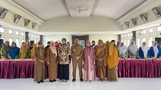 Wakil Bupati Limapuluh Kota Ahlul Badrito Resha saat membuka rapat koordinasi bersama 25 organisasi perempuan di Aula Kantor Bupati.