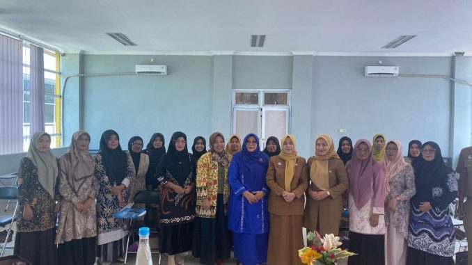 Wakil Ketua Dekranasda Kota Payakumbuh Ny. Yeni Elzadaswarman secara resmi membuka pelatihan ecoprint lanjutan.
