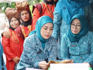 Wakil Wali Kota Payakumbuh Elzadaswarman bersama Ketua TP-PKK Kota Payakumbuh Ny. Eni Zulmaeta menerima kedatangan Tim Penilai PKK Provinsi Sumatera Barat.