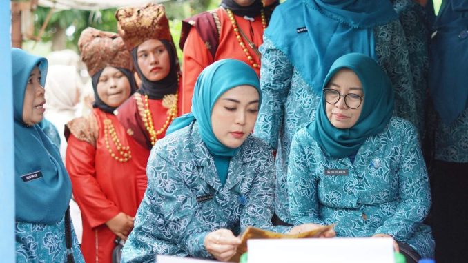 Wakil Wali Kota Payakumbuh Elzadaswarman bersama Ketua TP-PKK Kota Payakumbuh Ny. Eni Zulmaeta menerima kedatangan Tim Penilai PKK Provinsi Sumatera Barat.
