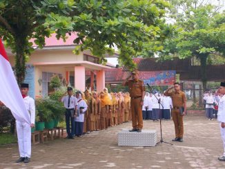 Wakil Wali Kota Payakumbuh Elzadaswarman memberikan amanat saat menjadi pembina upacara di SMPN 8 Payakumbuh.