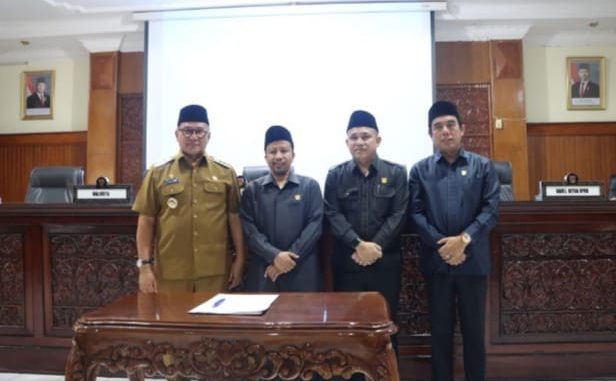 Wali Kota Bukittinggi H.M. Ramlan Nurmatias dan Ketua DPRD H. Syaiful Efendi menandatangani Nota Kesepakatan Bersama Rancangan Awal RPJMD 2025–2029.