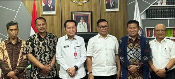 Wali Kota Bukittinggi, Ramlan Nurmatias, bertemu Dirjen Bina Keuangan Daerah Kemendagri untuk bahas pembentukan BUMD dan peluang penambahan dana pusat untuk pembangunan kota.