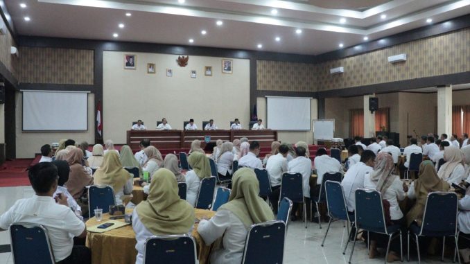 Wali Kota Payakumbuh Zulmaeta bersama Wakil Wali Kota, Sekda, dan jajaran pejabat OPD saat memimpin Rakor.