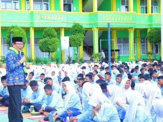 Wali Kota Payakumbuh, Zulmaeta, memberikan motivasi kepada para siswa saat menghadiri halal bihalal di SMPN 1 Payakumbuh.