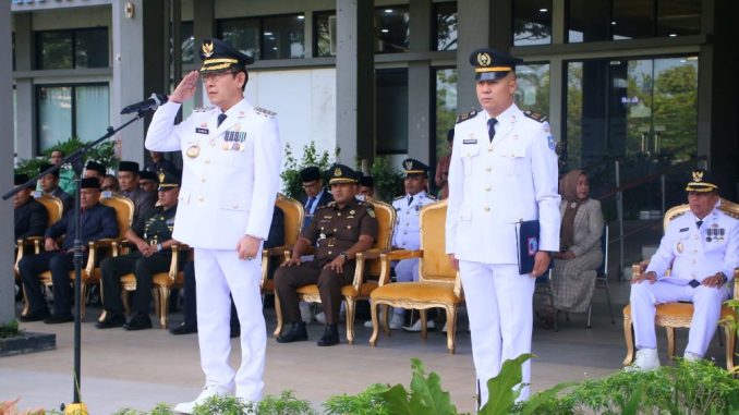 Wali Kota Payakumbuh, Zulmaeta, memimpin upacara peringatan Hari Otonomi Daerah ke-29 di halaman Balai Kota Payakumbuh.