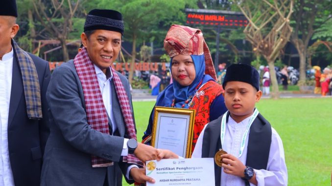 Ketua DPRD Kota Payakumbuh, Wirman Putra, menghadiri Upacara Peringatan Hari Pendidikan Nasional 2025.