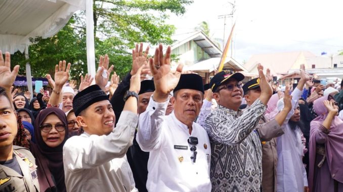 Ketua DPRD Kota Payakumbuh Wirman Putra bersama keluarga dan jamaah Calon Haji mengiringi keberangkatan 174 jamaah dari Gelanggang Pacu Kuda Payakumbuh.