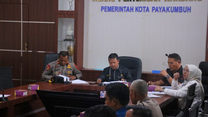 Pemko Payakumbuh akan mulai melakukan pembongkaran terhadap bangunan liar di atas fasilitas umum, dimulai dari Jalan Soekarno Hatta, Selasa (20/05).