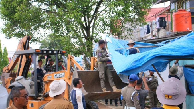 Tim terpadu Pemko Payakumbuh saat melakukan pembongkaran bangunan liar di ruas Jalan Soekarno Hatta.