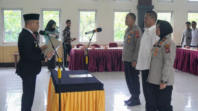 Wakil Bupati Limapuluh Kota, Ahlul Badrito Resha, menyerahkan surat pengukuhan kepada anggota Satgas Saber Pungli dalam acara peluncuran Gerakan Bersama Antikorupsi.