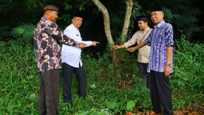 Wakil Wali Kota Payakumbuh Elzadaswarman bersama jajaran Pemko dan Niniak Mamak Nagari Limbukan menghadiri pemancangan awal pembangunan gerbang selamat datang di kawasan Ngalau.