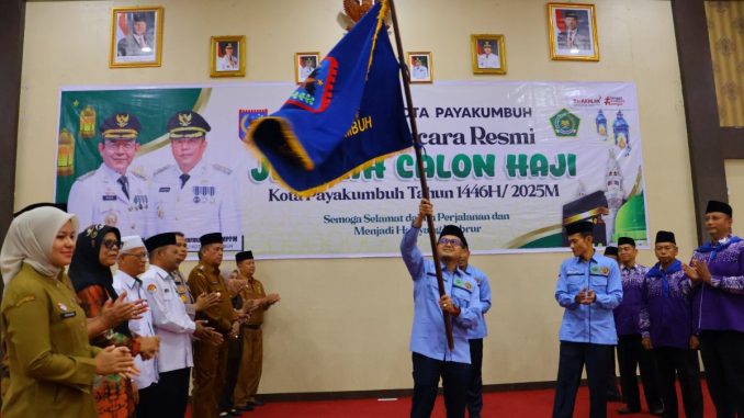 Wakil Wali Kota Payakumbuh Elzadaswarman bersama unsur Forkopimda dan Plh Kemenag Endra Rinaldi secara resmi melepas 194 Jamaah Calon Haji asal Payakumbuh.
