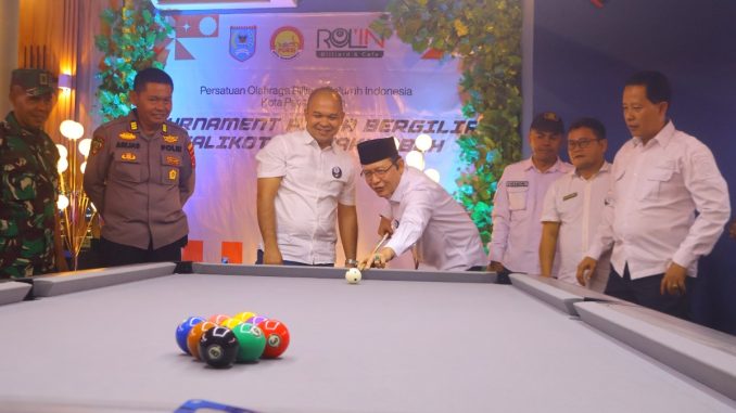 Wali Kota Payakumbuh, Zulmaeta, secara simbolis membuka Turnamen Piala Bergilir Seri 1 di Rol'in Billiard & Café.