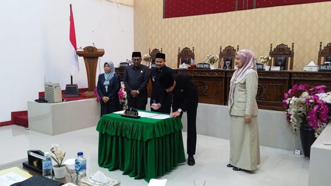 Wali Kota menandatangani Nota Kesepakatan Ranwal RPJMD Kota Sawahlunto Tahun 2025-2029 di DPRD Kota Sawahlunto.
