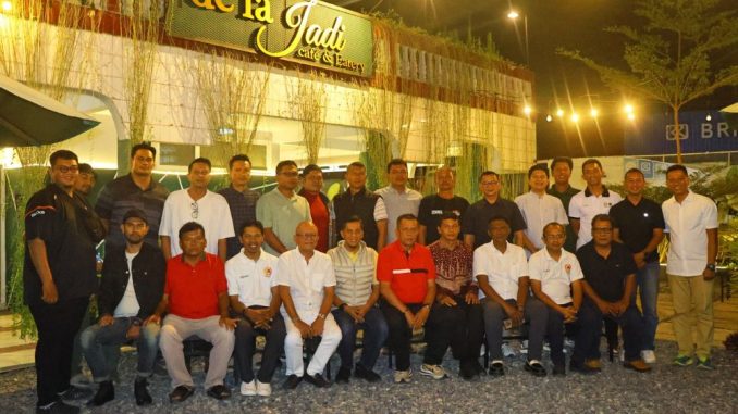 Ketua DPRD Kota Payakumbuh Wirman Putra bersama jajaran pengurus baru Perbasi Payakumbuh periode 2025–2029 saat acara pengukuhan.