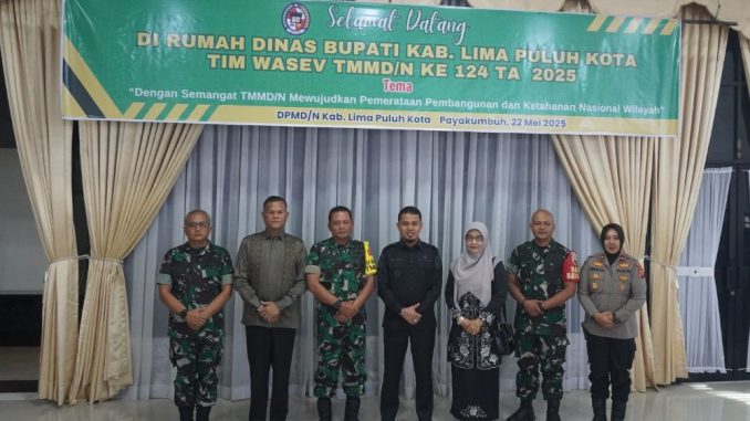 Wakil Bupati Limapuluh Kota Ahlul Badrito Resha bersama Ketua Tim Wasev TNI AD Brigjen TNI Dedi Prihadmojo dan jajaran Forkopimda saat menyambut kunjungan pengawasan dan evaluasi TMMD/N ke-124 Tahun 2025.