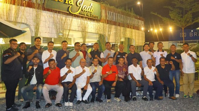 Wakil Wali Kota Payakumbuh Elzadaswarman (Om Zet) bersama Ketua DPRD Wirman Putra dan jajaran pengurus baru Perbasi Kota Payakumbuh periode 2025–2029.