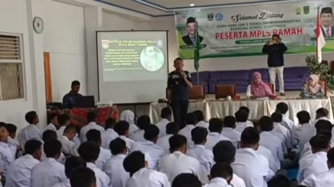 Kasatpol PP Bukittinggi Joni Feri tengah memaparkan Perdana 02 2024 tentang ketertiban umum dihadapan siswa SMK tekhnologi Muhammadiyah.