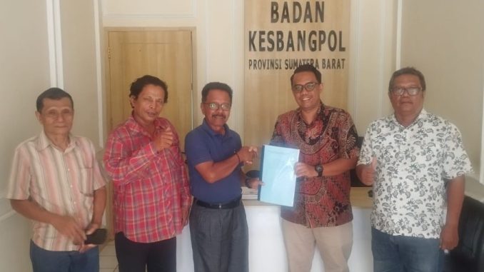 Ketua DPD AWI Sumatera Barat, Sulistio, SH, didampingi Sekretaris Masriwal STM, Bendahara Kasdi Ray, SH, dan Penasehat Jumharman, SE, saat menyerahkan berkas pendaftaran ke Kantor Kesbangpol Sumatera Barat.