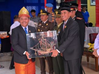 Ketua DPRD Kota Payakumbuh, Wirman Putra, berbincang dengan petugas Lapas dan warga binaan usai penyerahan remisi umum dan remisi dasawarsa.