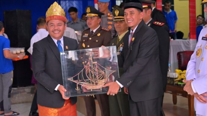 Ketua DPRD Kota Payakumbuh, Wirman Putra, berbincang dengan petugas Lapas dan warga binaan usai penyerahan remisi umum dan remisi dasawarsa.