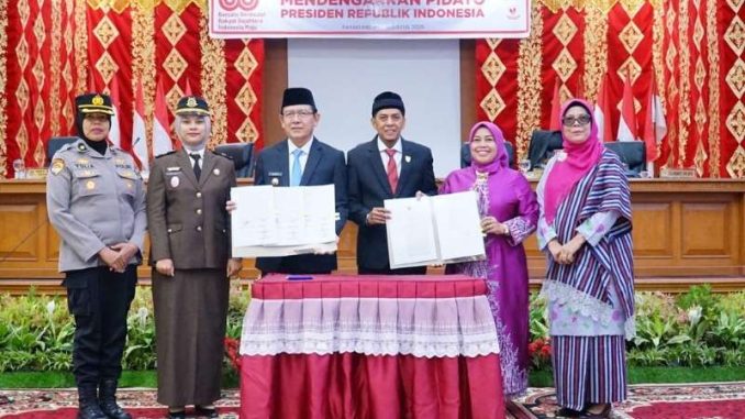 Ketua DPRD Kota Payakumbuh Wirman Putra memimpin rapat paripurna pengesahan Ranperda Perubahan APBD 2025 menjadi Perda.