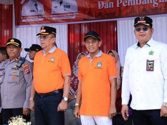 Ketua DPRD Payakumbuh bersama Wakil Walikota dan unsur Forkopimda menerima peserta pawai alegoris dalam rangka peringatan HUT Kemerdekaan RI ke 80, di panggung kehormatan.