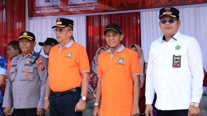 Ketua DPRD Payakumbuh bersama Wakil Walikota dan unsur Forkopimda menerima peserta pawai alegoris dalam rangka peringatan HUT Kemerdekaan RI ke 80, di panggung kehormatan.