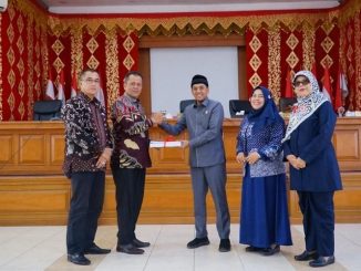 Ketua DPRD Payakumbuh didampingi dua orang unsur pimpinan menerima nota pengantar Rancangan KUA- PPAS APBD 2026 dari Wakil Walikota didampingi Sekdako Payakumbuh.