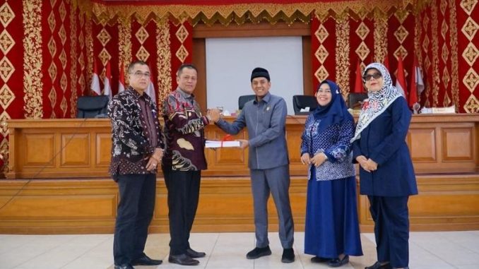 Ketua DPRD Payakumbuh didampingi dua orang unsur pimpinan menerima nota pengantar Rancangan KUA- PPAS APBD 2026 dari Wakil Walikota didampingi Sekdako Payakumbuh.
