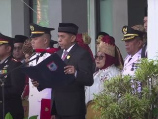 Ketua DPRD Wirman Putra membacakan teks proklamasi saat Upacara peringatan HUT ke-80 Republik Indonesia di halaman Balai Kota.