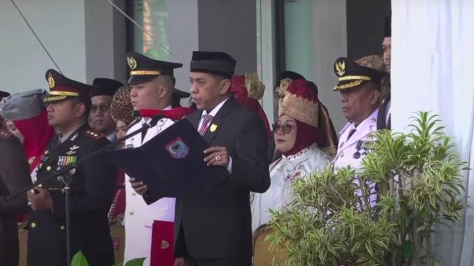 Ketua DPRD Wirman Putra membacakan teks proklamasi saat Upacara peringatan HUT ke-80 Republik Indonesia di halaman Balai Kota.