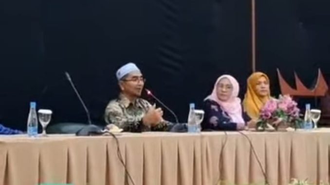 Mewakili Pemko Bukittinggi Plt Dinas Kesehatan menutup bimtek kefarmasian.