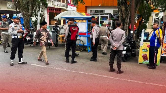 Relokasi PKL berjalan kondusif di Lapangan Segitiga.