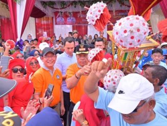 Ribuan masyarakat memadati jalan utama Kota Payakumbuh saat menyaksikan Pawai Alegoris peringatan HUT ke-80 RI.