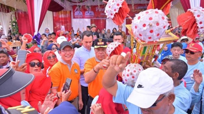 Ribuan masyarakat memadati jalan utama Kota Payakumbuh saat menyaksikan Pawai Alegoris peringatan HUT ke-80 RI.