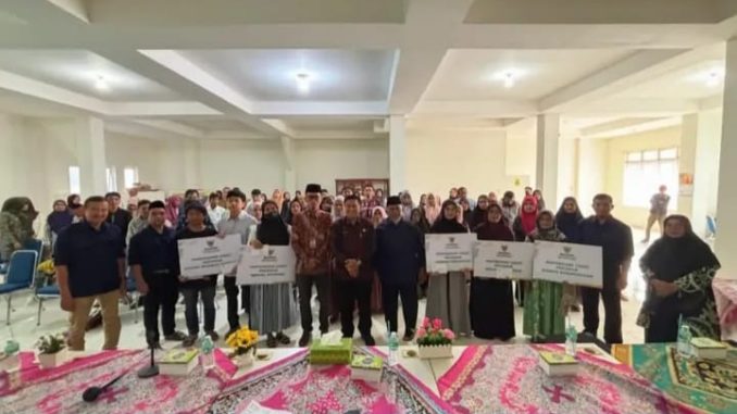 Sekretaris Daerah Kota Bukittinggi Rismal Hadi menyerahkan bantuan zakat secara simbolis kepada para mustahik di Kantor BAZNAS Bukittinggi.