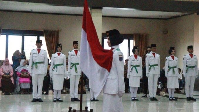 Suasana pengukuhan anggota Paskibraka 2025 di Aula Ngalau Indah.