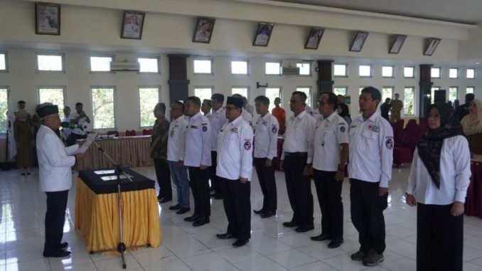 Wakil Bupati Lima Puluh Kota Ahlul Badrito Resha, SH, menerima SK pelantikan dari Ketua PMI.