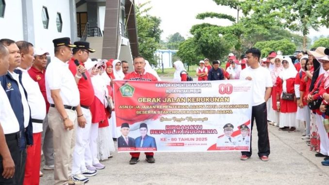 Wakil Wali Kota Payakumbuh Elzadaswarman melepas ribuan peserta Jalan Sehat Kerukunan di GOR Nan Ompek.